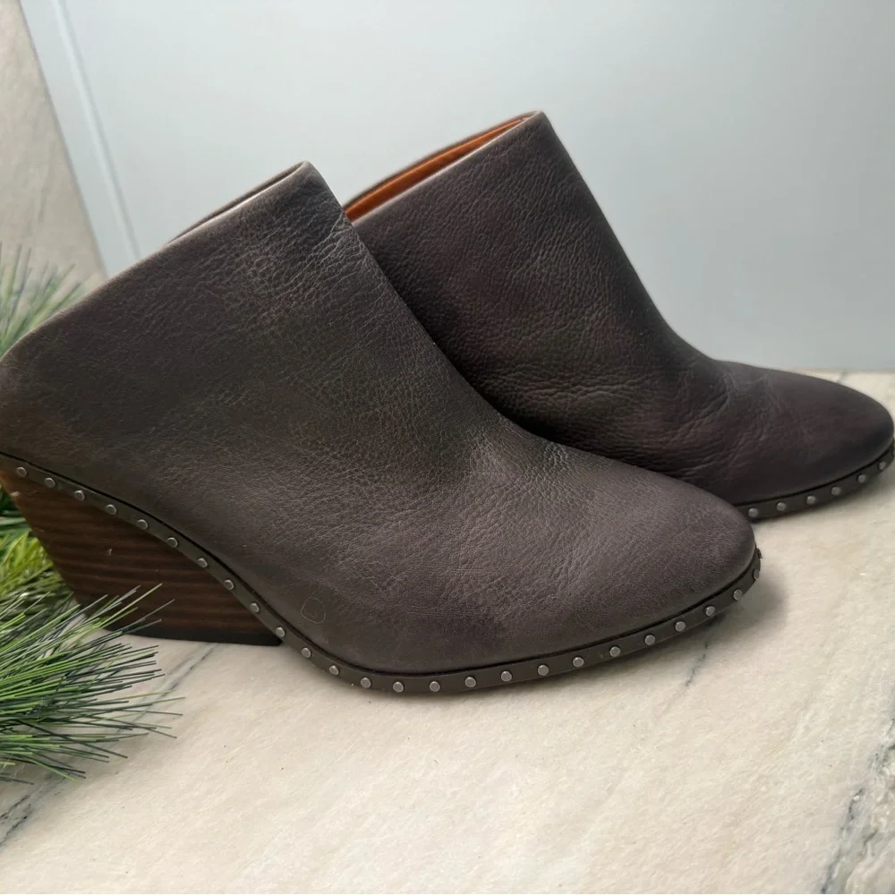 Lucky Brand Dark Gray graphite Leather Ankle Booties nail stud trim sz 7 slip on